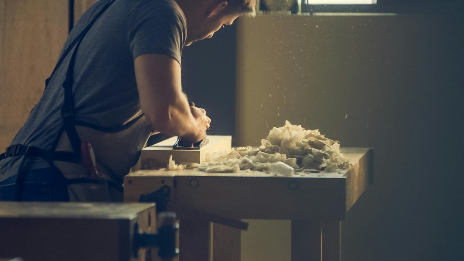 Plank ophangen aan de muur
